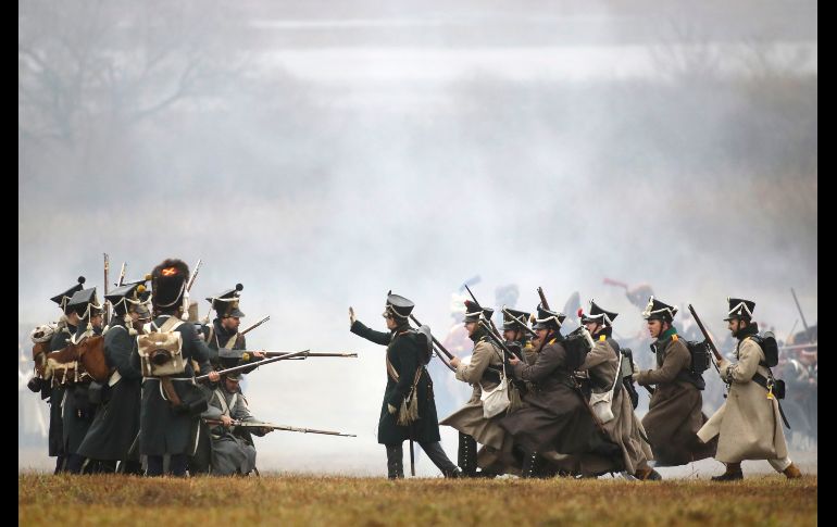 Hombres actúan en Bryli, Bielorrusia, en una representación de la batalla de Berezina, ocurrida en 1812 entre rusos y franceses. AP/S. Grits