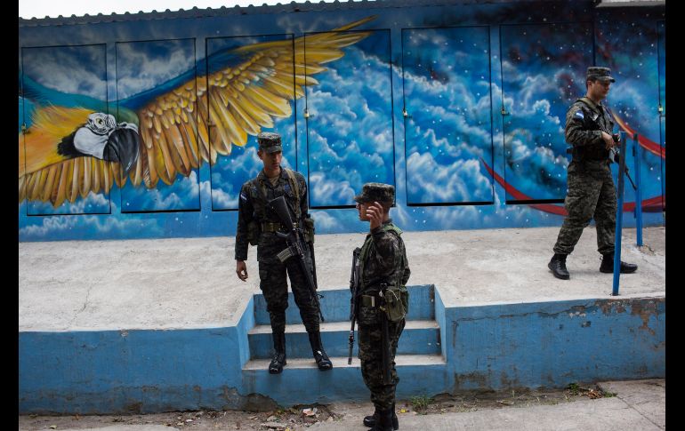 Militares vigilan dentro de una escuela en Tegucigalpa, Honduras, durante la jornada de elecciones generales. AP/R. Abd