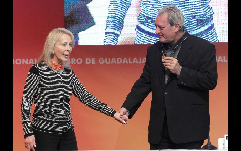 Silvia Lemus, viuda de Carlos Fuentes, entrega al escritor estadounidense Paul Auster (d) la medalla Carlos Fuentes, en el segundo día de actividades de la Feria Internacional del Libro de Guadalajara.. EFE/U. Ruiz