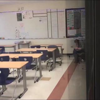 Captan a maestra inhalando cocaína en salón de clases en EU