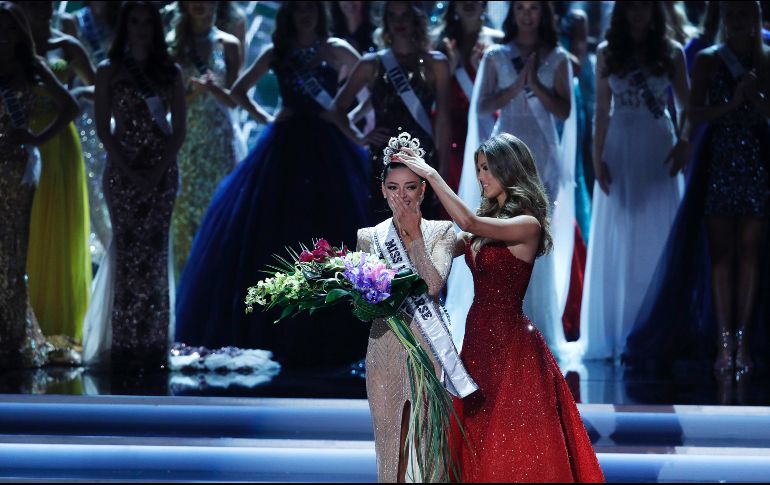 La Miss Universo 2016, la francesa Iris Mittenaere, fue la encargada de coronar a Demi. AP / J. Locher
