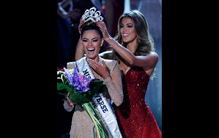 La Miss Universo 2016, Iris Mittenaere, coloca la corona a la nueva reina de belleza. AP/J. Locher