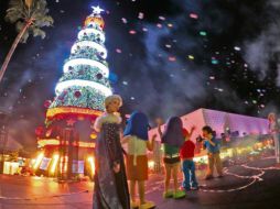 Pletórico. Miles de tapatíos apreciaron el encendido de este tradicional árbol navideño. EL INFORMADOR/A. Camacho
