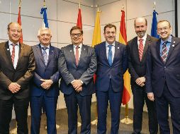 Presentes. Desde la izquierda, el rector de la Universidad de Vigo, Salustiano Mato de la Iglesia; el rector de la Universidad de Santiago de Compostela, Juan Viaño Rey; el rector de la Universidad de Coruña, Julio Abalde Alonso; el consejero de Cultura de Educación y Ordenación Universitaria de la Xunta de Galicia, Román Rodríguez González; el secretario general de Consejo Universitario Iberoamericano, Félix García Lausin, y el secretario de Universidades, José Alberto Diez de Castro. EFE