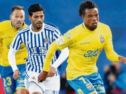 Sin opciones. Carlos Vela (centro) no tuvo oportunidades claras para darle la victoria a la Real Sociedad en el partido contra Las Palmas. EFE