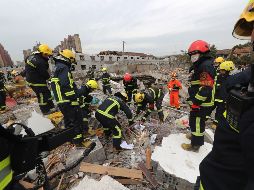 La explosión, que provocó el derrumbe de varios edificios colindantes, también dejó numerosos daños materiales. AP