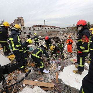 Buscan a dos desaparecidos en explosión de fábrica china