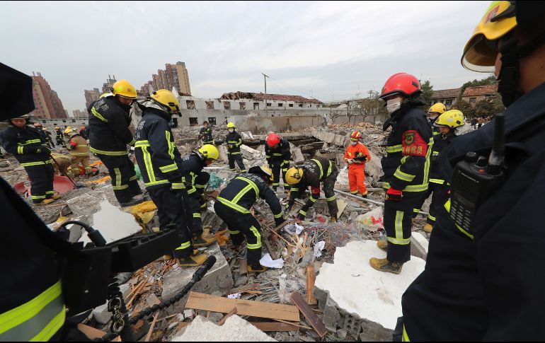 La explosión, que provocó el derrumbe de varios edificios colindantes, también dejó numerosos daños materiales. AP