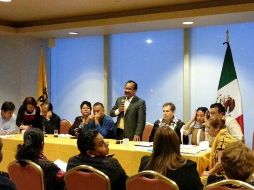 Alejandro Sánchez Camacho (de pie), secretario de Acción Política y Estratégica del PRD, pidió a sus compañeros 'altura de miras'. FACEBOOK/milpaaltasanchezcamacho