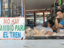 Tienda afuera de la estación San Jacinto muestra un letrero con el que se anticipa a los usuarios que procuran cambio para ingresar al tren.  EL INFORMADOR/T. Villaseñor