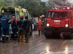 Las fuertes lluvias convirtieron calles y carreteras en potentes torrentes, aplastaron coches contra viviendas y anegaron multitud de edificios. EFE/P. Saitas