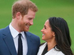 La pareja no habló con los fotógrafos y posó por unos breves momentos ante los jardines del palacio. AFP / D. Leal