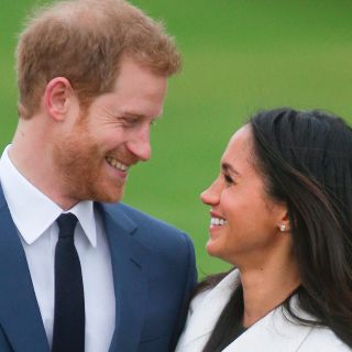 El príncipe Enrique y su prometida posan para la prensa