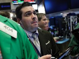 Los operadores en el parqué neoyorquino se dividieron entre las compras y las ventas en un día en que celebraron el buen desempeño del sector minorista. AP / ARCHIVO