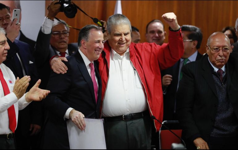 Meade abraza a Carlos Aceves del Olmo, líder de la CTM, durante su visita a la confederación para buscar su apoyo. SUN / I. Olivares