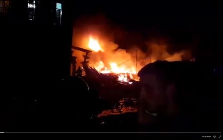 Imágenes de medios locales mostraban el edificio y varios automóviles en las cercanías envueltos en llamas. TWITTER / @MayaMargit