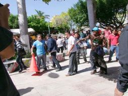 Los pobladores de Bochil cerraron los accesos del inmueble, y arrojaron piedras y palos. TWITTER / @LibertadChis