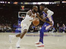 Figura. El astro de los Cavaliers, LeBron James (izquierda), fue el máximo anotador de su equipo ayer ante Filadelfia. AP