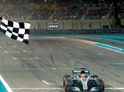 Lewis Hamilton se convirtió en el monarca de esta temporada en la Fórmula Uno. El británico se une a un selecto club de pilotos con cuatro títulos en la categoría. AFP/V. Xhemaj