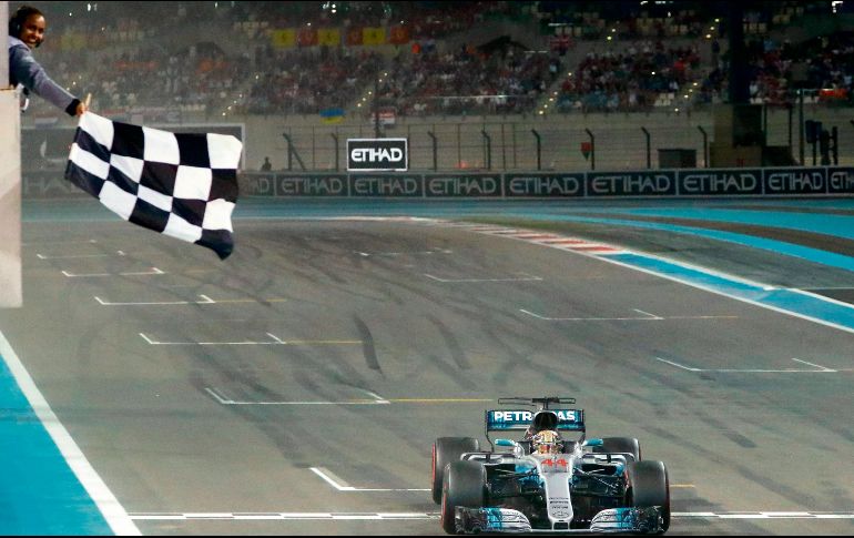 Lewis Hamilton se convirtió en el monarca de esta temporada en la Fórmula Uno. El británico se une a un selecto club de pilotos con cuatro títulos en la categoría. AFP/V. Xhemaj