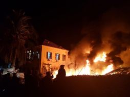 Equipos de rescate trabajan entre los escombros del edificio. TWITTER