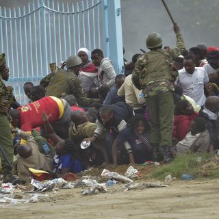 Policías y manifestantes se enfrentan, en Kenia