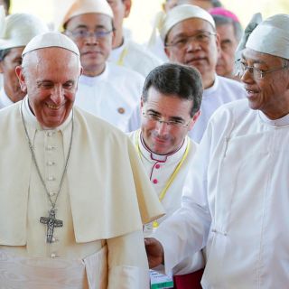 Francisco comienza su reunión con el presidente de Birmania