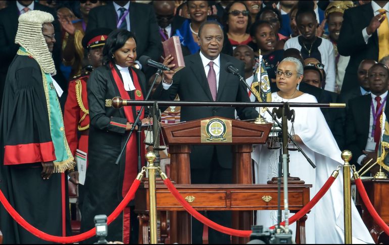 Kenyatta juró defender la Constitución y proteger la dignidad de los ciudadanos de Kenia. AFP/S. Maina