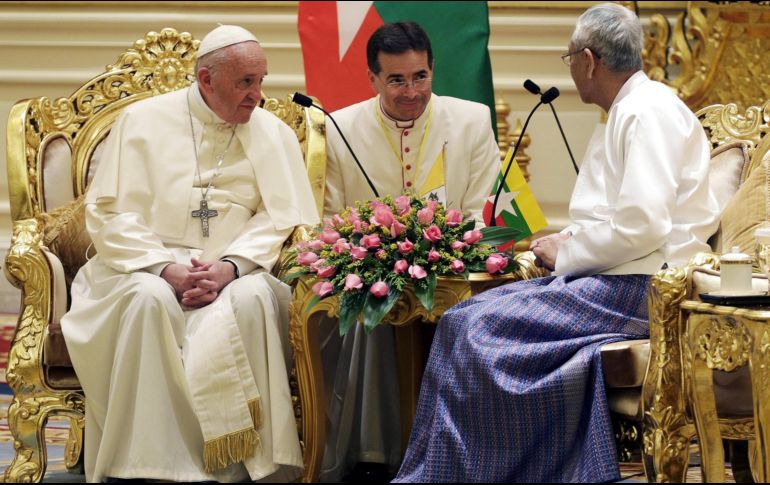 El presidente birmano, Htin Kyaw (dcha), mantiene un encuentro con el Papa Francisco (izq) en el Palacio Presidencial, en Naipyidó. EFE/M. Rossi