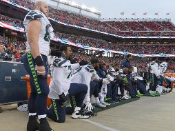 Los jugadores se arrodillan como protesta contra la violencia policial contra afroamericanos; el mandatario señala que el público ''está harto'' y por ello, los estadios no lucen llenos. AFP / ARCHIVO