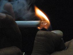 Exhortan a evitar fumar en esta época, ya que los resfriados podrían derivar en neumonía si no se tienen los cuidados necesarios. EL INFORMADOR / ARCHIVO