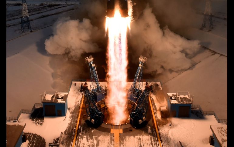 El Soyuz 2.1b, con el satélite meteorológico Meteor y 18 microsatélites, se eleva de la plataforma del cosmódromo de Tsiolkovsky, Rusia. Tras el lanzamiento, la agencia espacial rusa anunció que perdió el contacto con el Meteor. AP/D. Lovetsky