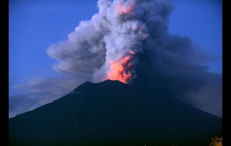 El volcán Agung, visto desde Kubu, registra una erupción. Autoridades indonesias extendieron el cierre del aeropuerto de la isla de Bali por segundo día ante la actividad del volcán. AFP/S. Tumbelaka