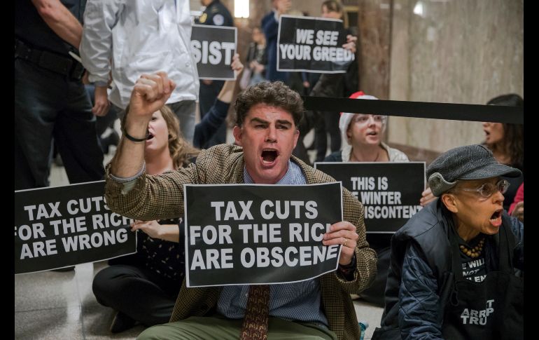 Manifestantes se expresan contra la iniciativa fiscal de los republicanos, en una protesta en Washington, D.C., Estados Unidos. AP/J. Scott Applewhite
