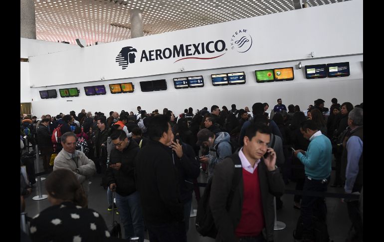 Pasajeros aguardan junto a los mostradores de Aeroméxico en el aeropuerto internacional de la Ciudad de México. AFP/P. Pardo