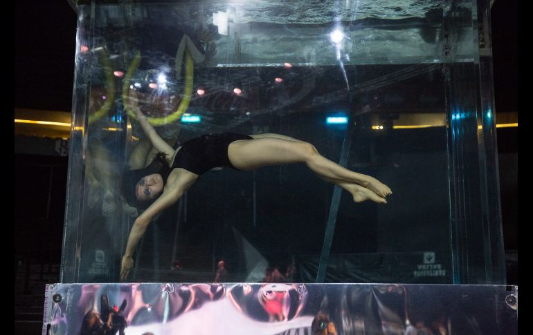 El espectáculo presenta diversos actos incluyendo uno de acrobacias bajo el agua. NTX / Especial