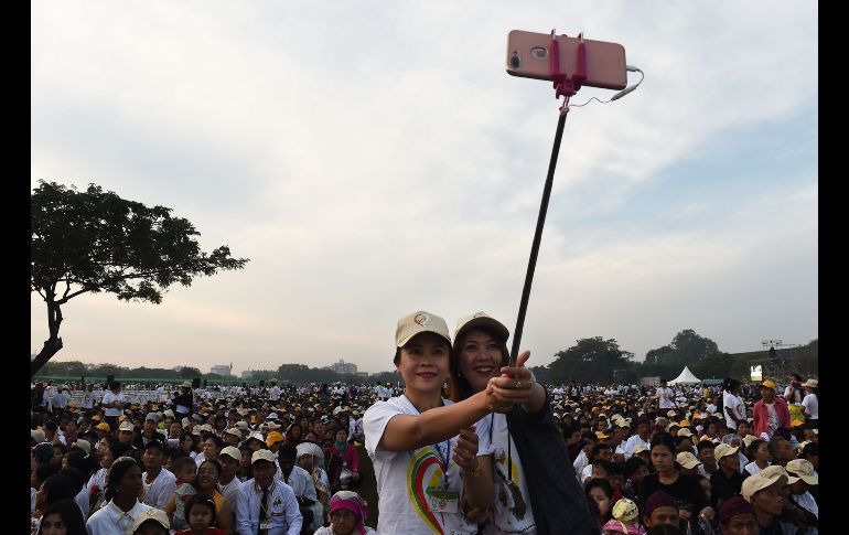 Unas mujeres se toman una selfie en el sitio donde el Papa dará una misa en Rangún.