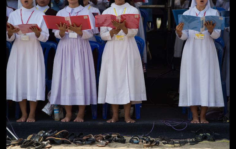Religiosas cantan en un ensayo para la misa que presidirá Francisco en Rangún. En Birmania, el 90 % de la población es budista y cerca del 1% se declara católica. AFP/R. Schmidt