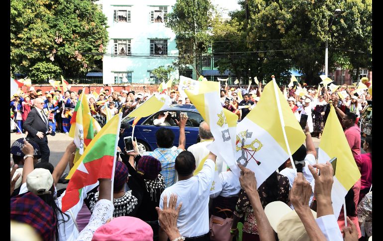 Fieles ondean banderas del Vaticano al paso del Papa Francisco en Rangún. El pontífice inició el 27 de noviembre una visita de tres días a Birmania. AFP/Y. Aung Thu