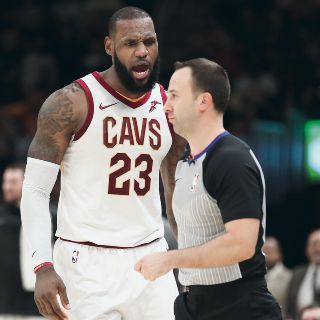 Los Cavs ganan con todo y LeBron expulsado