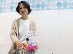 Muriel Barbery. La escritora posa con la versión en español de su libro. EL INFORMADOR/A. Camacho