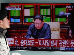 Surcoreanos ven un reportaje televisivo en vivo que muestra el anuncio especial de Corea del Norte de que ha probado con éxito un misil balístico intercontinental. EFE/K. Lee-Chul