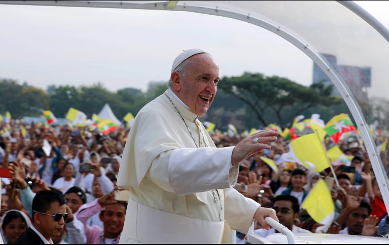Francisco saluda a los fieles desde el papamóvil por las calles de Rangún. EFE/N. Chan