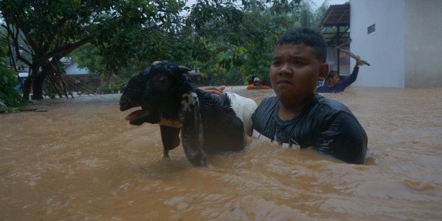 Mueren 19 personas por inundaciones y avalanchas en Java