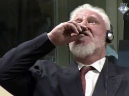 El portavoz del tribunal Nenad Golcevski confirma que el general muere en un hospital poco después de beber el líquido. AFP