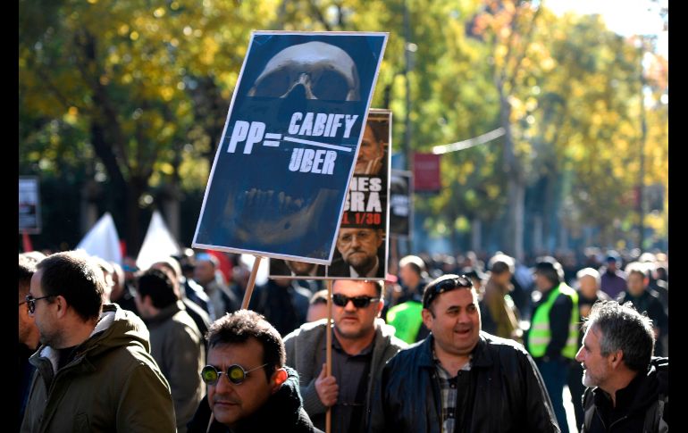 Taxistas protestan en Madrid.  Miles de taxistas de toda España se manifestaron hoy contra la actividad Uber y Cabify,
