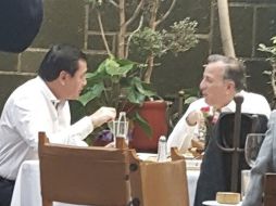 En la imagen Meade y Osorio Chong platicando. Twitter/@lopezdoriga