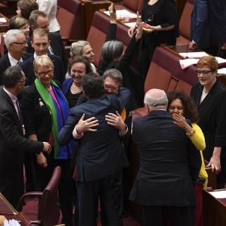 Senado de Australia avala propuesta para legalizar matrimonio gay