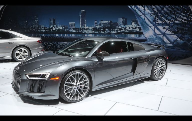 El Audi R8 V10 plus se muestra el marco del Salón del Automóvil de Los Ángeles, Estados Unidos.