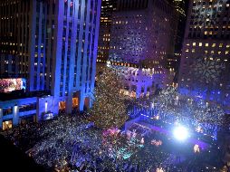 El árbol de casi 23 metros de altura se iluminará todas las noches hasta el 7 de enero.AFP/ M. Loccisano